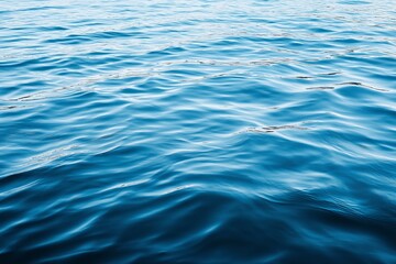 Naklejka premium Rippling blue water surface; serene and reflective, capturing movement and tranquility in a natural setting.