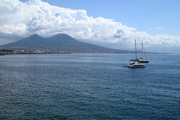 Baie de Naples avec des voiliers et le volcan du Vésuve au second plan