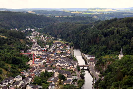 Aussicht auf den Ort Vianden und den Fluss Our uin Luxemburg vom Premium-Wanderweg Nat'Our Route 5 in der N&auml;he der Bergstation der Seilbahn Vianden.