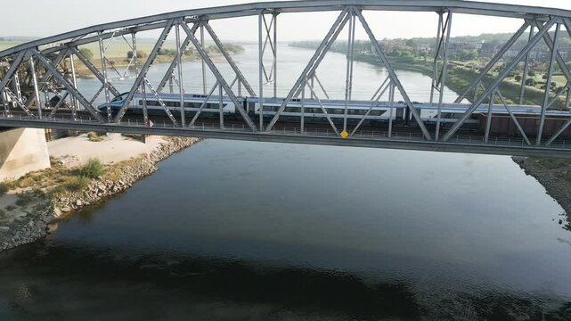 Mijanie się pociąg&oacute;w na moście kolejowym, ujęcia z drona