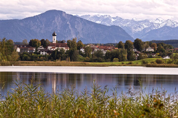 die Ortschaft Iffeldorf am Naturschutzgebiet Osterssen in S&uuml;dbayern