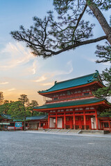 Obraz premium 京都 平安神宮応天門の夕景