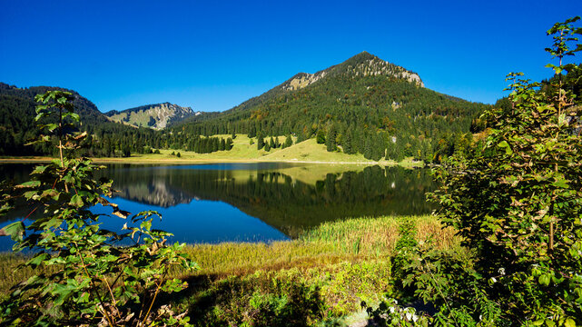 Spitzingsee mit Brecherspitz im Hintergrund an einem sonnigen Morgen