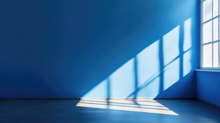 Obraz premium Blue wall illuminated by natural sunlight creating an abstract room backdrop