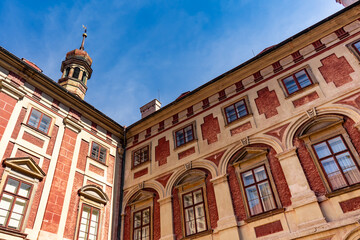 Fototapeta premium A grand structure with many windows and arches, creating a beautiful facade