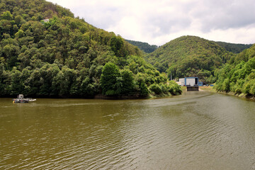 Der Fluss Our in Höhe der Ourtalsperre zwischen Vianden und Bivels in Luxemburg. Aussicht vom Premium-Wanderweg Nat'Our Route 5. 