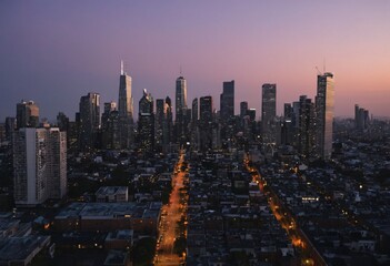 Obraz premium Urban skyline at dusk