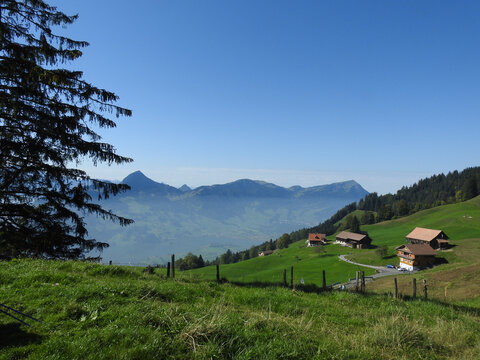 Blick &uuml;ber Bauernh&auml;user hinweg Richtung Rigi Hochflueh, Engelstock Schweiz