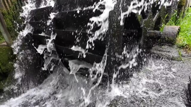 Doppel-Wasserrad aus Holz im Betrieb, Alternative Energieerzeugung, Stromerzeugung, Wasserkraft
