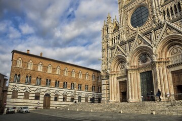 Obraz premium siena, italien - dom mit westfassade und den drei kirchenportalen