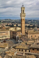 Obraz premium siena, italien - piazza del campo mit campanile vom palazzo pubblico