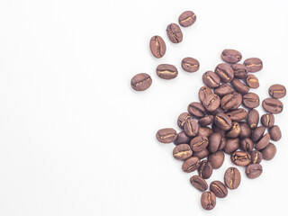 Obraz premium Roasted coffee beans isolated on a white background