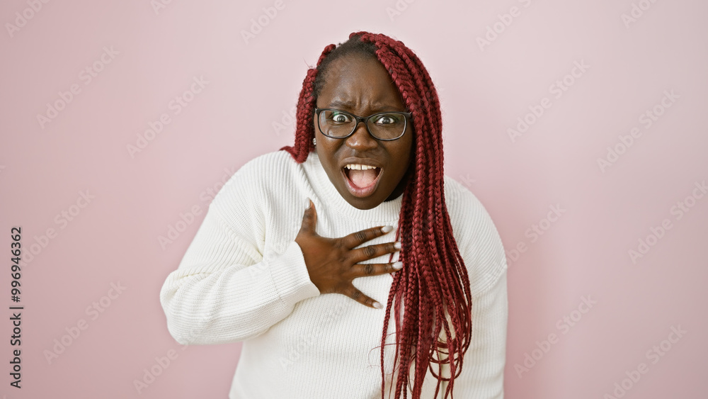 Poster Surprised african american woman with braids wearing glasses over pink background