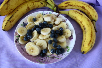 Sałatka z bananami i jagodami © Monika