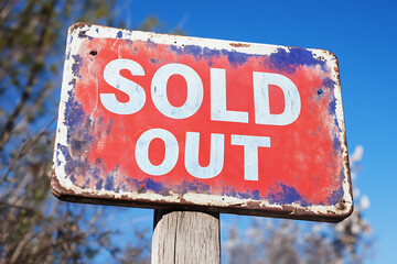 Fototapeta premium a plate with an inscription SOLD OUT , symbolizing unavailable products or tickets due to high demand.
