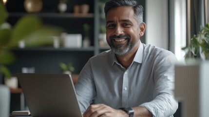 Naklejka premium Businessman working at a laptop