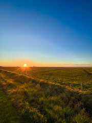 Obraz premium Nordsee, North Sea, Hallig Hooge, Halligen, Sunset, Sunrise, Sonnenuntergang, Sonnenaufgang, Meer, Ocean, Wasser, Wiesen, Weiden, Episch, Drohnenfotos, DJI, Dronehsots, Insel, Deutschland, Germany, 