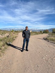 Turista na Imensidão da Cordilheira dos Andres na Argentina