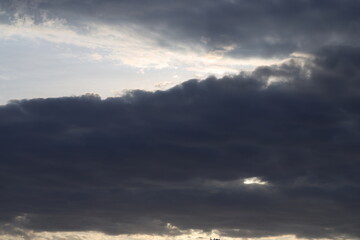 Obraz premium heavy dark storm clouds loom above