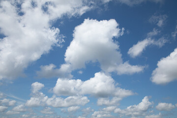 Obraz premium Blue sky background with white clouds