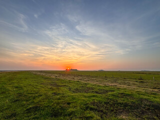 Obraz premium Nordsee, North Sea, Hallig Hooge, Halligen, Sunset, Sunrise, Sonnenuntergang, Sonnenaufgang, Meer, Ocean, Wasser, Wiesen, Weiden, Episch, Drohnenfotos, DJI, Dronehsots, Insel, Deutschland, Germany, 