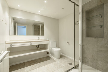 A sense of spaciousness tends to be created through the use of large mirrors, adequate lighting,