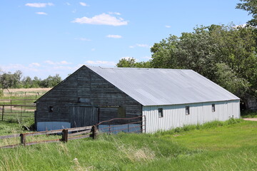 Obraz premium vintage farm building under summer skies