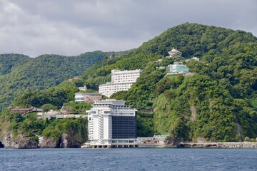 熱海城とオーシャンビューのホテル周辺を初島行きの汽船から