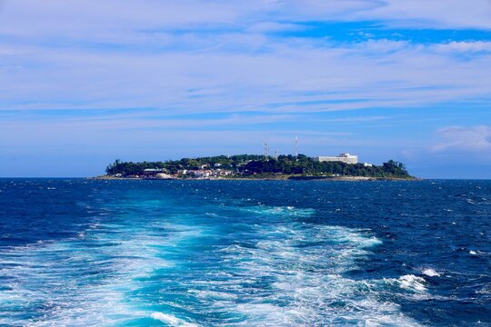 初島から汽船で離島の風景1