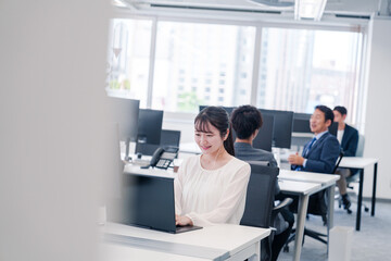 オフィスでリモート会議をする若い女性社員