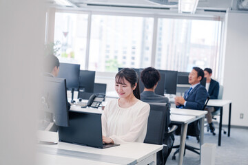 オフィスでリモート会議をする若い女性社員