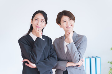 考えるビジネスマンたち