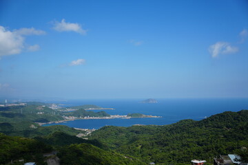 Obraz premium 맑은 오전 지우펀에서 내려다본 해안