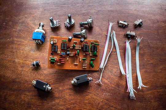 Montaje de Electr&oacute;nica DIY (Pedal de guitarra) hecho en casa