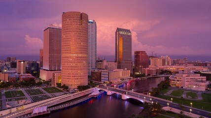 Fototapeta premium Downtown Tampa and the Hillsborough River during a dramatic sunset. Tampa, Florida, United States. Florida, United States.