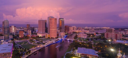 Obraz premium Downtown Tampa and the Hillsborough River during a dramatic sunset. Tampa, Florida, United States. Florida, United States.