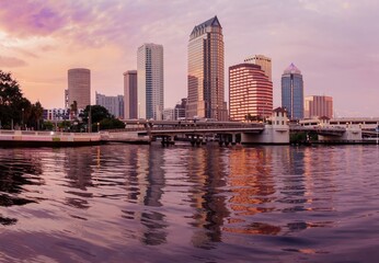 Obraz premium Platt Street Bridge crossing the Hillsborough River and buildings in downtown Tampa during a dramatic sunset, Florida, United States.