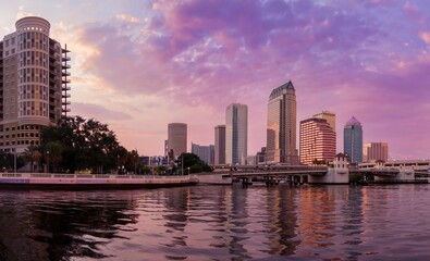 Fototapeta premium Platt Street Bridge crossing the Hillsborough River and buildings in downtown Tampa during a dramatic sunset, Florida, United States.