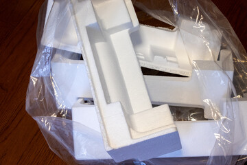 発泡スチロールの緩衝材をポリ袋に入れて廃棄する