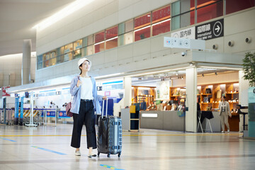 空港を歩く旅行中の日本人の女性
