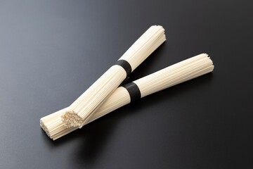 黒背景にそうめん