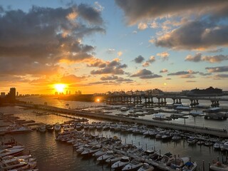 Obraz premium sunset over the marina