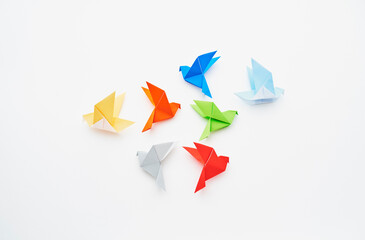 いろんな色の紙で折った平和の象徴の鳩の群れ