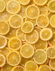 Fototapeta premium ランダムに折り重なり敷き詰められた輪切りのスライスレモン縦