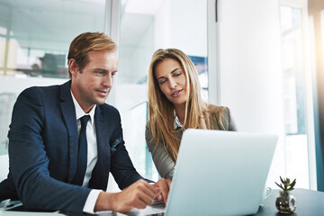 Obraz premium Man, woman or laptop in office for feedback, business meeting or advice for company growth. Team, tech and discussion in workplace for review, brainstorming or budget planning for financial year end