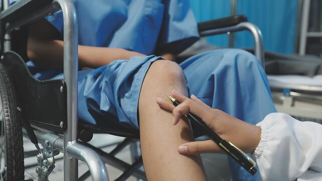 Asian female physiotherapist helping senior older woman stretching hamstring, Rehabilitation physiotherapy, elderly. Causes knee pain, swelling, redness, stiffness in knee, clunking noise in knee.