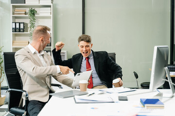 Those who work hard, win in the conference room new startup project