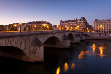 Naklejka premium Pont Royal de Paris au lever du soleil