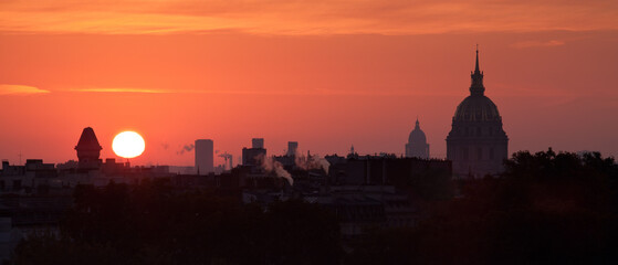 Fototapeta premium Panorama sur Paris et le dôme des Invalides au coucher du soleil 