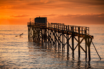 Coucher du soleil sur les pêcheries des Moutiers-en-Retz dans la baie de Bourgneuf en...